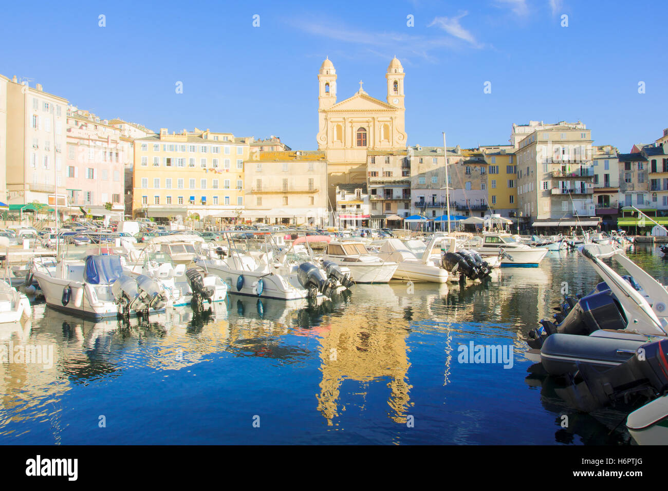 Szene auf den alten Hafen (Vieux Port) in Bastia, Korsika, Frankreich. Stockfoto