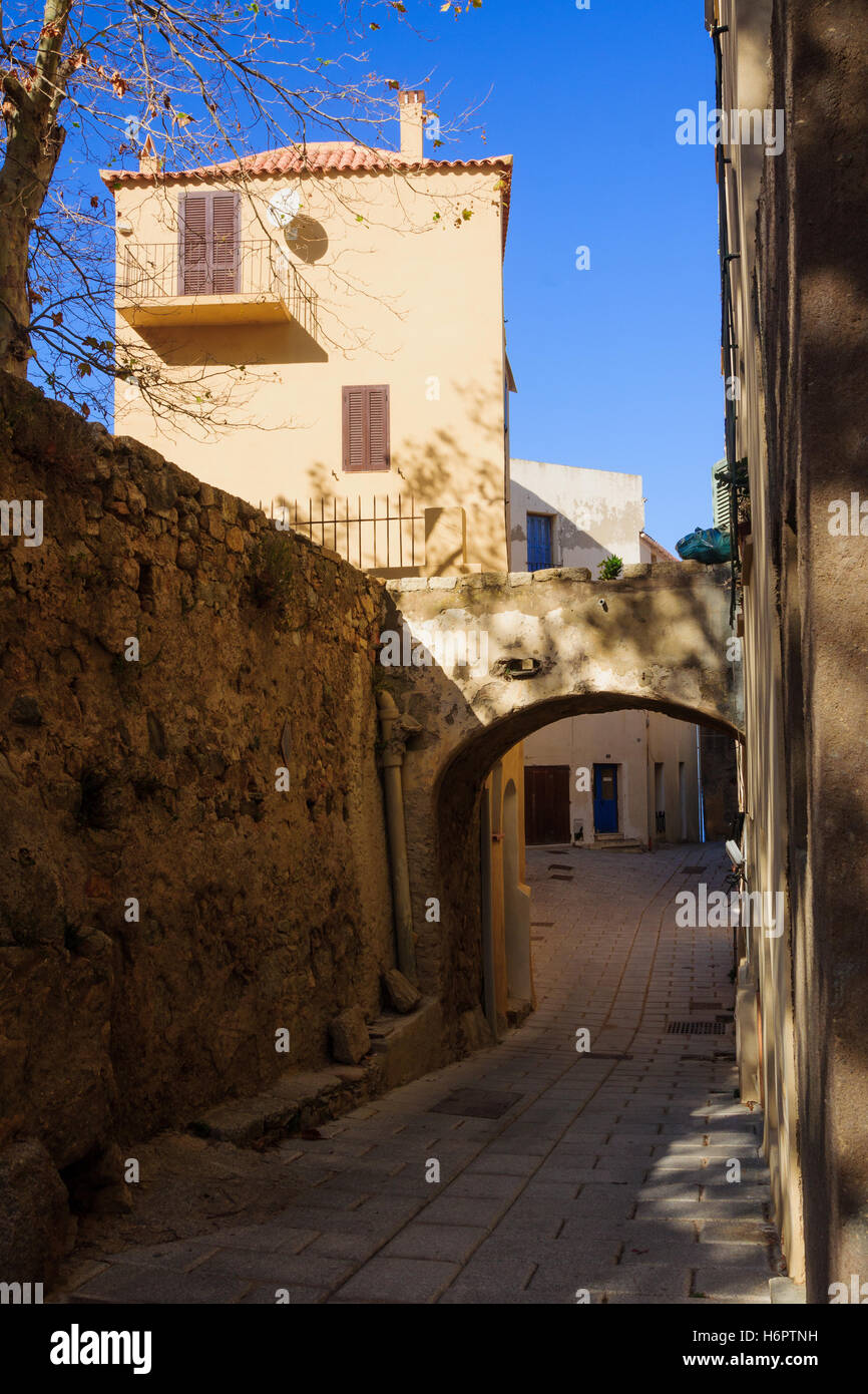 Eine Gasse in der Zitadelle von Calvi, die Balagne, Korsika, Frankreich Stockfoto