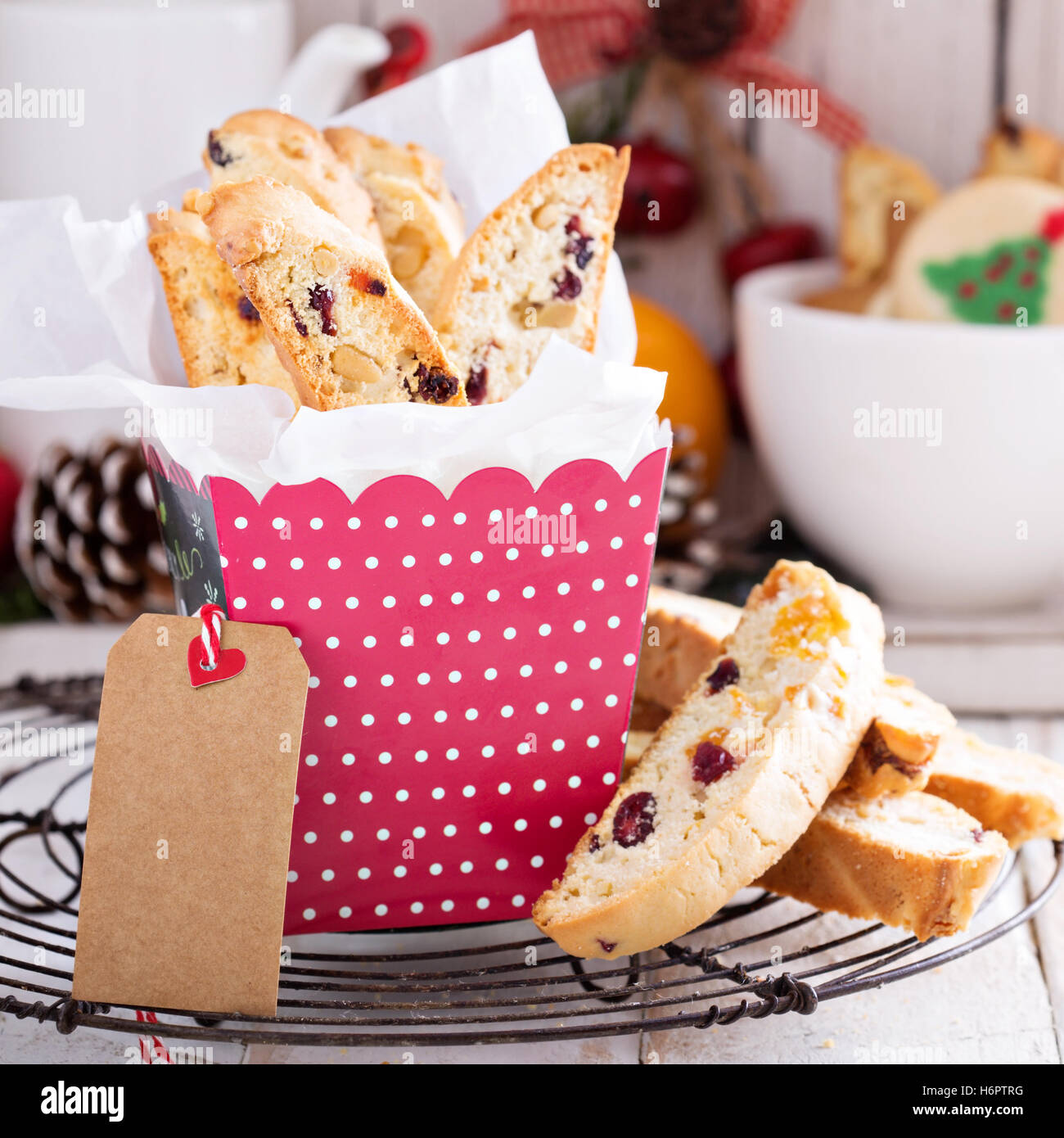 Weihnachts-Kekse in einer Geschenkbox geliefert Stockfoto