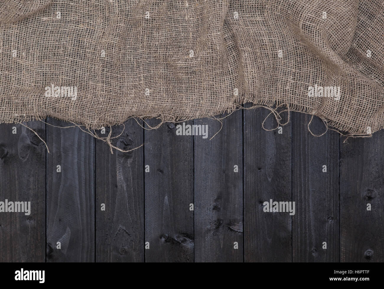 Hessische Sackleinen oder Entlassung auf dunklem Holz Stockfoto