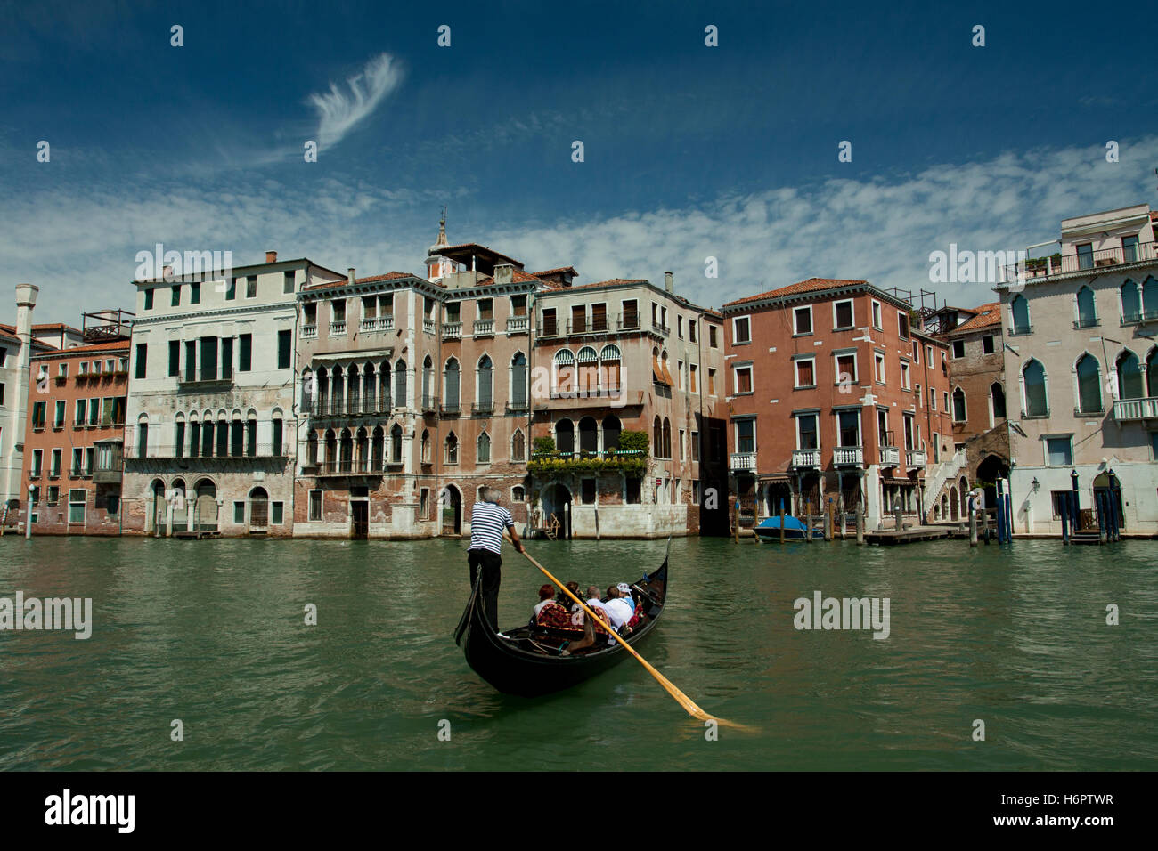 Gondel auf dem Canal Grande in Venedig, Italien Stockfoto