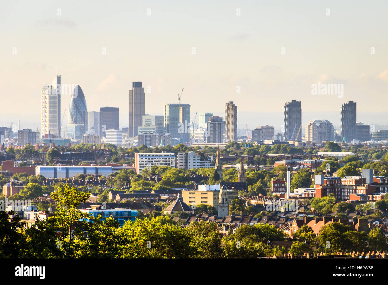 Blick auf die Wolkenkratzer in der City von London aus Hornsey Lane Bridge, Torbogen, London, UK Stockfoto