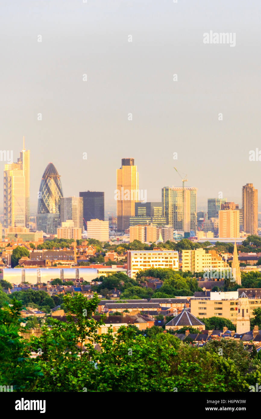 Golden Sommerabend Sonnenlicht auf Gebäude in der Stadt von London fällt, vom Torbogen, nördlich von London, UK, Mai 2011 Stockfoto