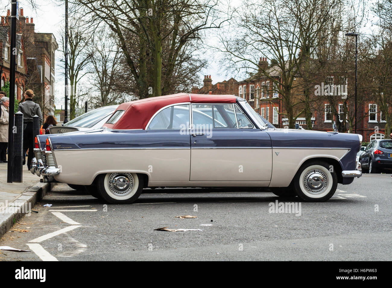 Ein Klassiker der 60er Jahre zwei-ton Ford Zodiac Auto mit Weißwandreifen und kastanienbraunen soft top, im Süden von Grove, Highgate, London, UK geparkt Stockfoto