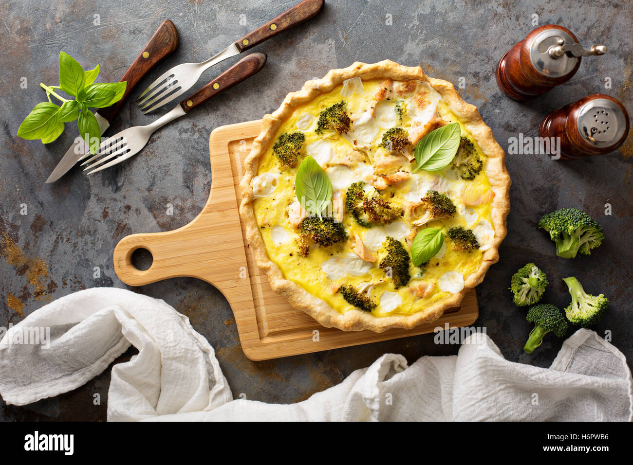 Gesundes Gemüse und Lachs quiche Stockfoto
