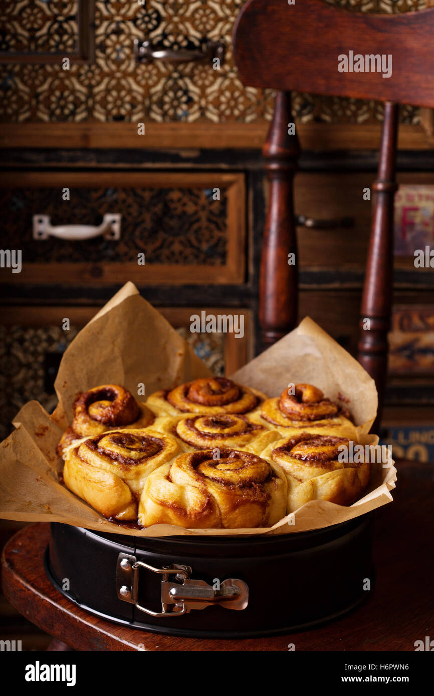 Zimtschnecken mit Frischkäse-Glasur Stockfoto