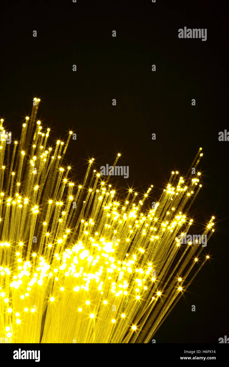 Nahaufnahme der gelbe Faser verwendeten optischen Stränge konzeptionelle Informationen, digitale Übertragung von Daten, Internet, Wissenschaft und Technologie-Einsatz Stockfoto