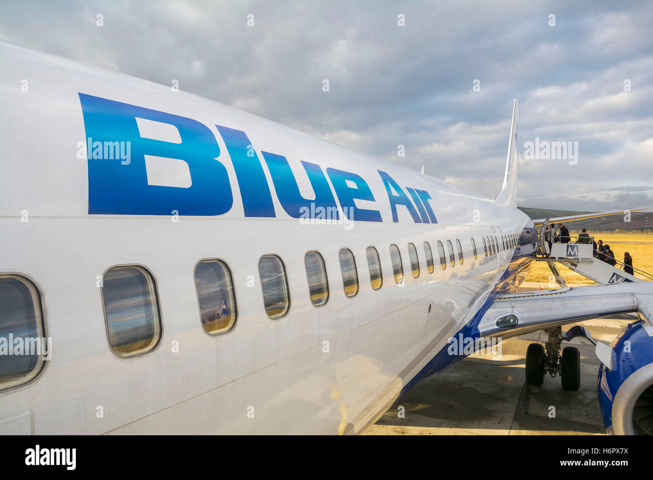 Blue Air Flugzeug am internationalen Flughafen Avram Iancu Cluj in Rumänien. Stockfoto