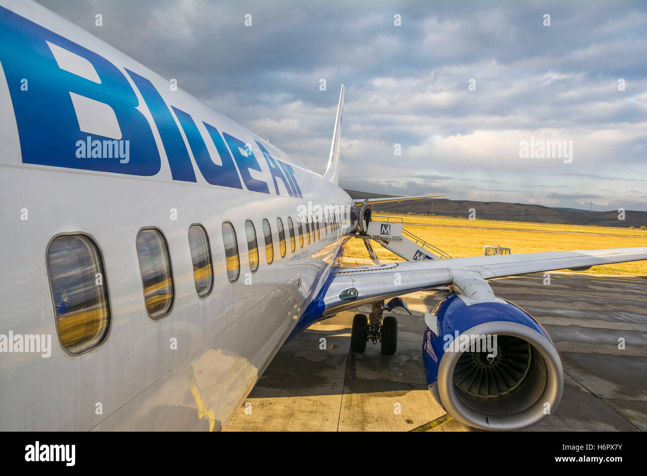 Blue Air Flugzeug am internationalen Flughafen Avram Iancu Cluj in Rumänien. Stockfoto