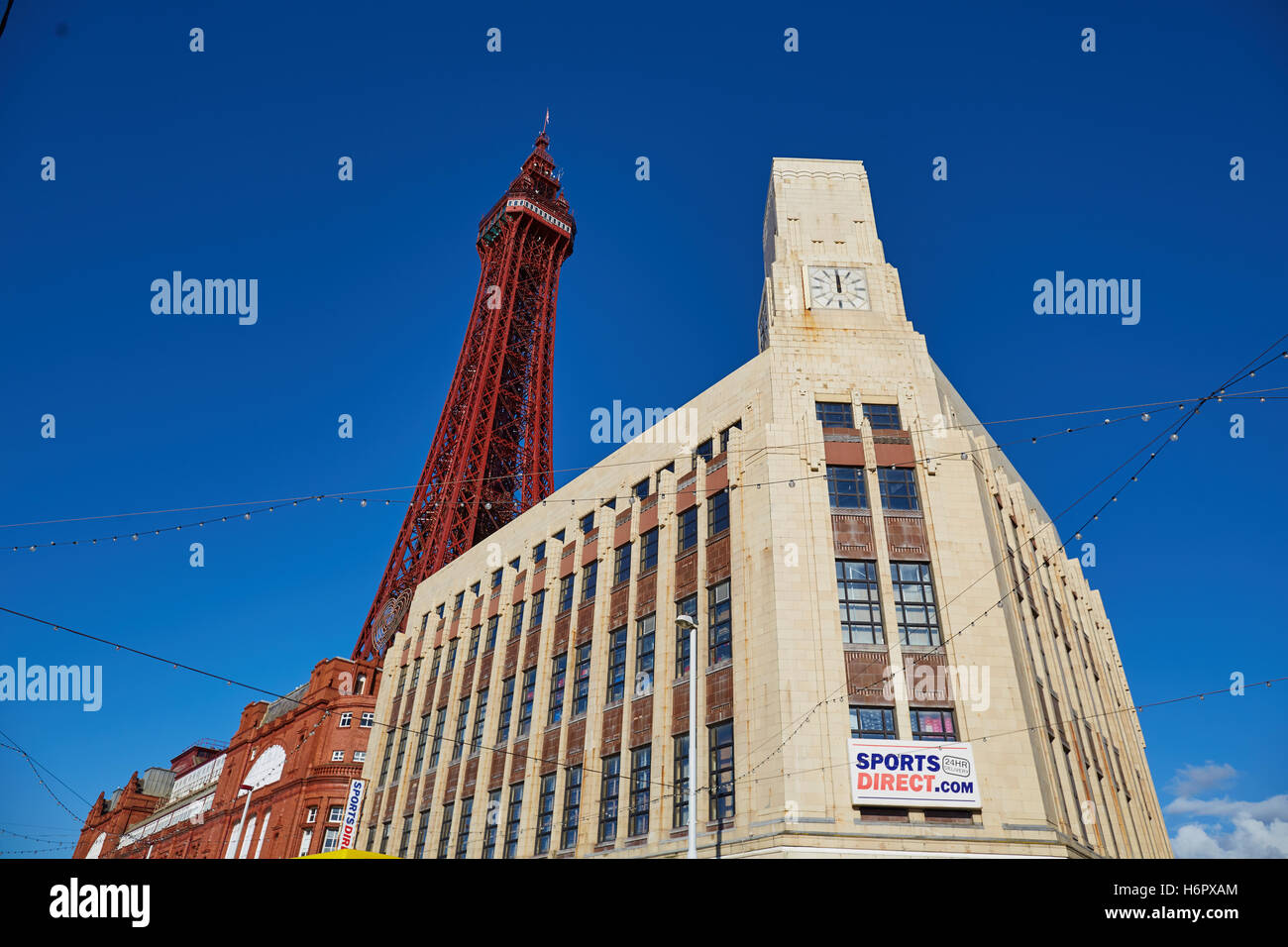 Blackpool Ftower Art Deco Gebäude vorne Urlaub Meer Seite Resort Lancashire Sehenswürdigkeiten Stadt Turm Exemplar blauen Himmel Stockfoto