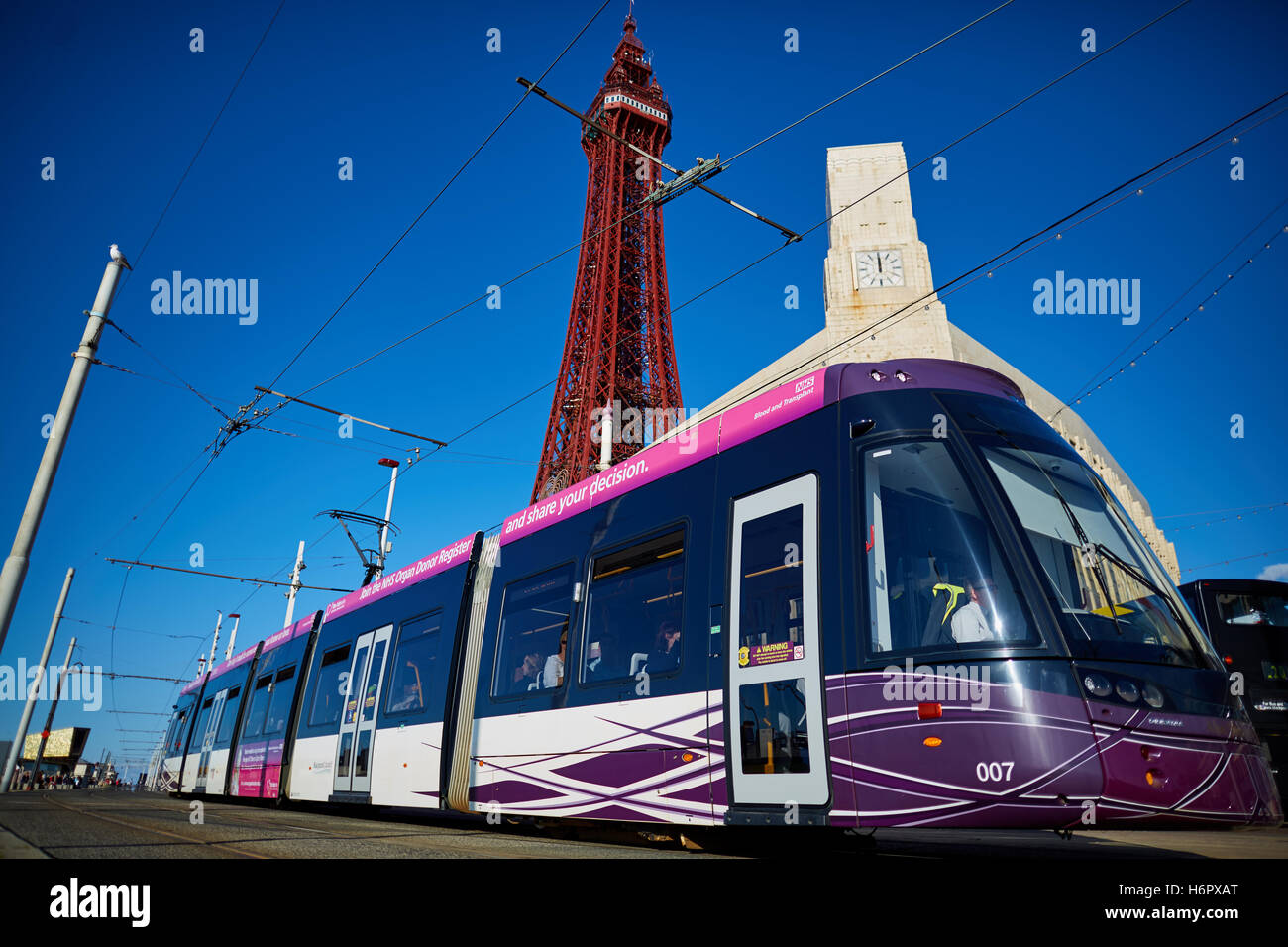 Blackpool Ftower moderne Straßenbahn Stadtbahn Urlaub Meer Seite Resort Lancashire Sehenswürdigkeiten Stadt Exemplar blauer Himmel d Turm Stockfoto