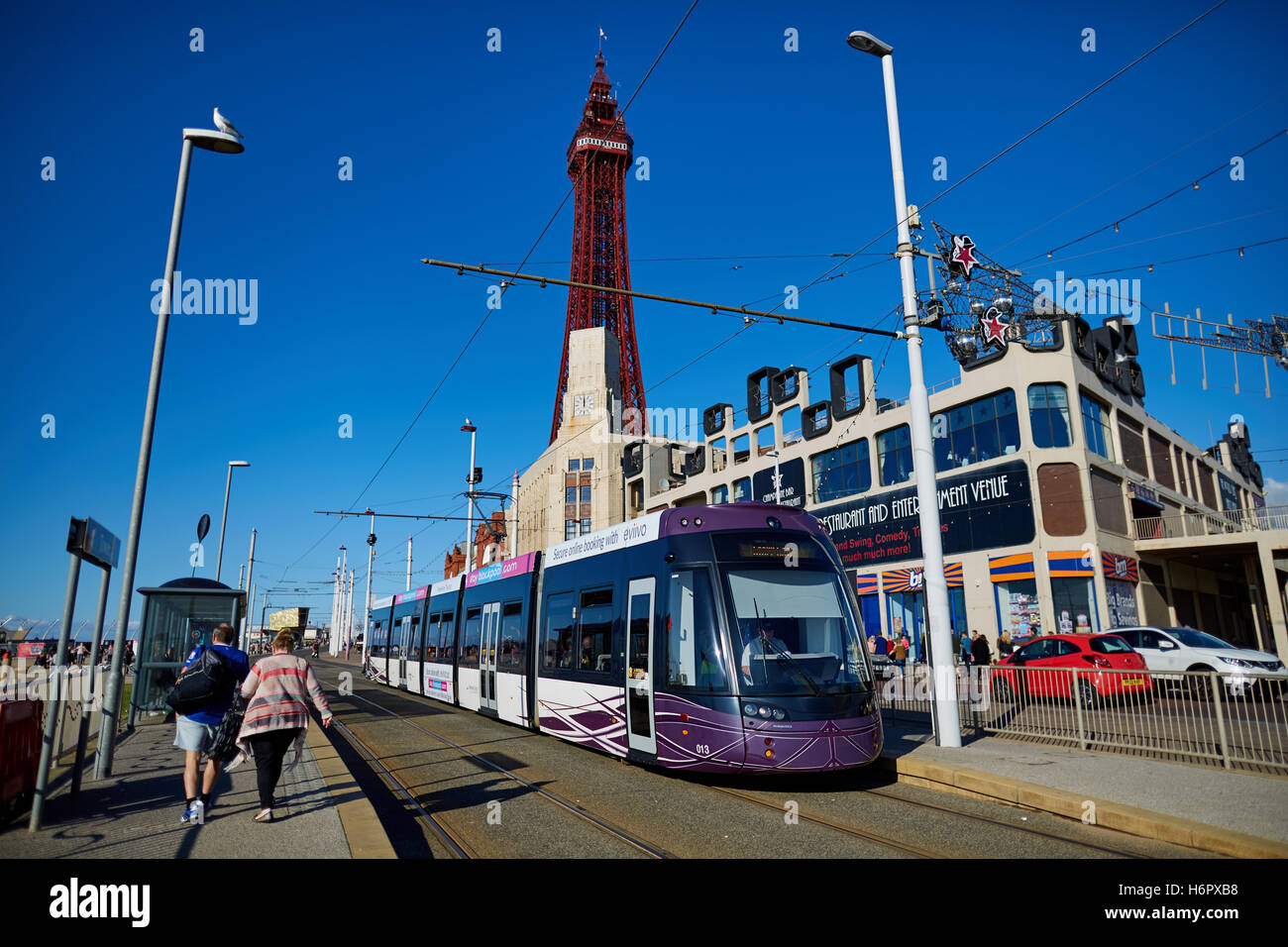 Blackpool Ftower moderne Straßenbahn Stadtbahn Urlaub Meer Seite Resort Lancashire Sehenswürdigkeiten Stadt Exemplar blauer Himmel d Turm Stockfoto
