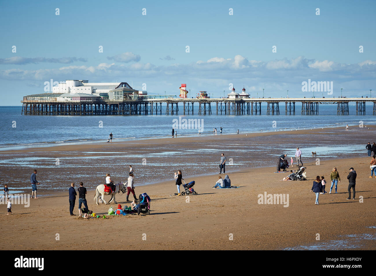 Blackpool beschäftigt überfüllten Strand Nordpier Holiday Resort Lancashire touristischen Attraktionen Sea front Attraktion Touristen travelin Stockfoto