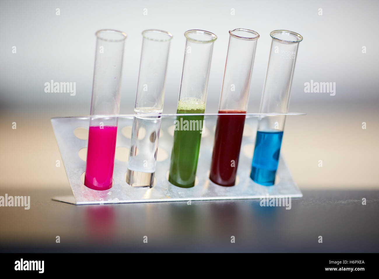 Wissenschaft Reagenzglas Rack Halter Farbe gefärbt Farbe Schule Schule Ausbildung Studenten Vorlesungen Studium weitere Studie Studium Stockfoto