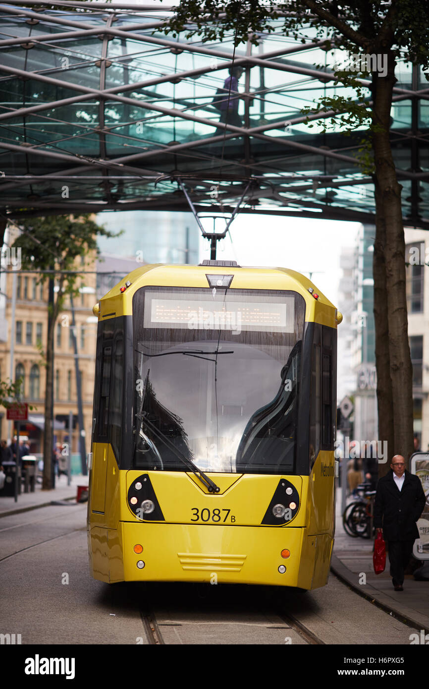 Manchester-Straßenbahn-Wahrzeichen Kreuz Straße Metrolink gelbe gestoppt Glas Gehweg moderne Struktur Tunnel Bombe Lage Overhead wa Stockfoto