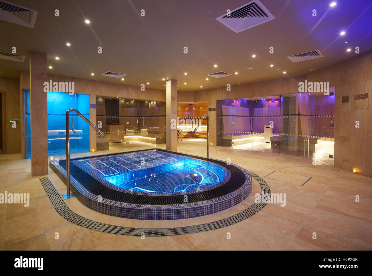 Spa Pool moderne schicke sauber innen Spa Nelson Innensauna Raum Whirlpool privaten Rates Qualität deluxe Luxus noblen gut Hallo- Stockfoto