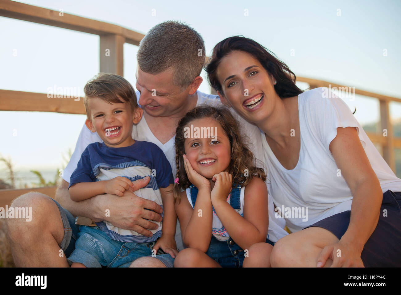 glücklich lächelnd Familie Sommer Urlaub Eltern und Kinder Stockfoto