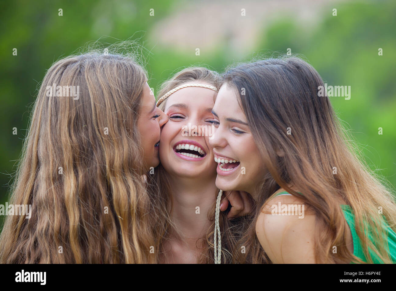 ziemlich lächelnde Teenager mit weißen Zähnen. Stockfoto