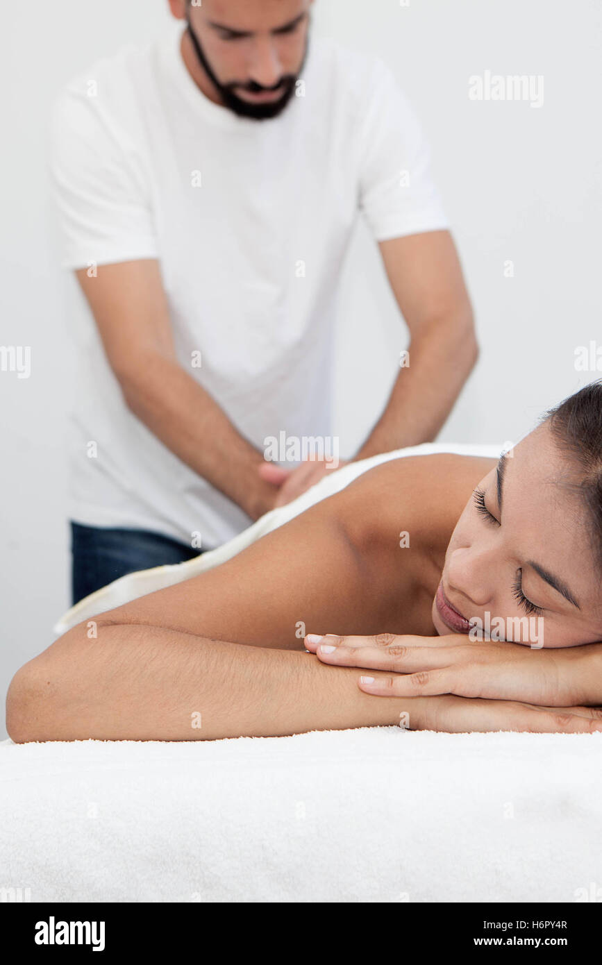 Masseur, Massage-Behandlung im Spa zu geben Stockfoto