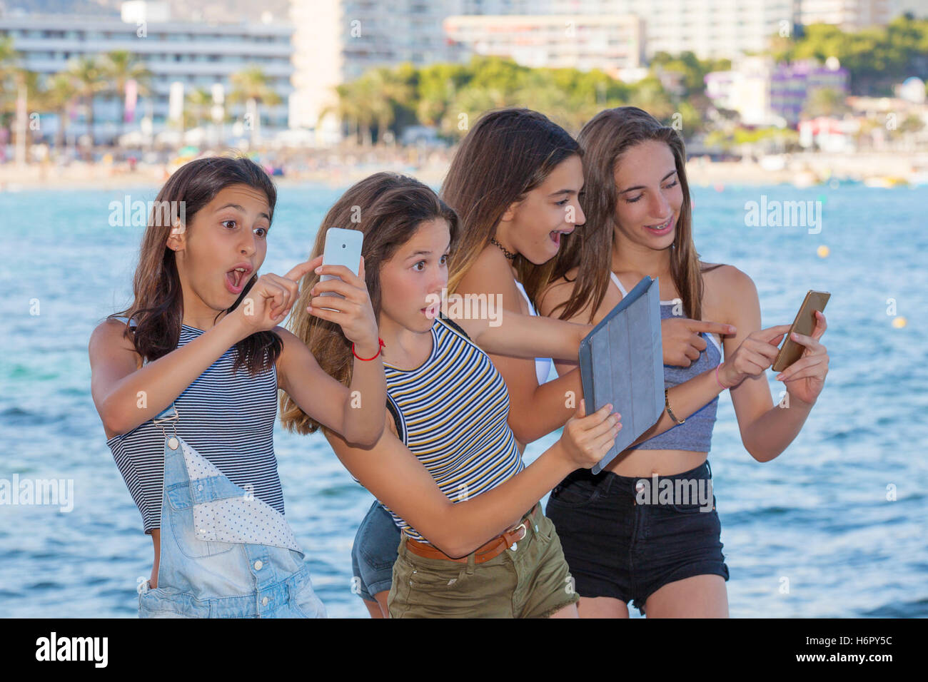 MAGALLUF, CALVIA, MALLORCA (Mallorca) Balearen, Spanien - 2016 Kinder mit Spiel Pokemon App auf dem Handy spielen und Stockfoto