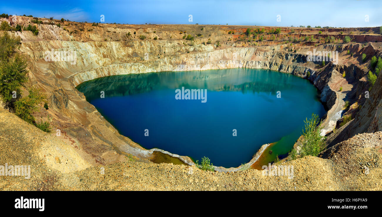 Panorama der verlassenen offenen Grube voll Wasser Stockfoto