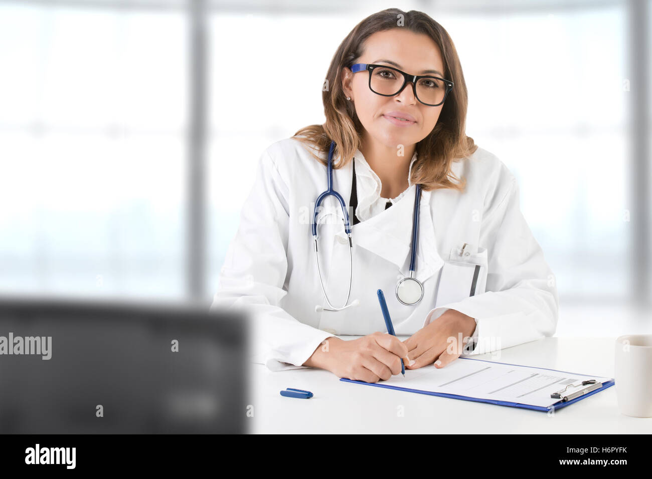 Ärztin bei der Arbeit, isoliert in weiß Stockfoto