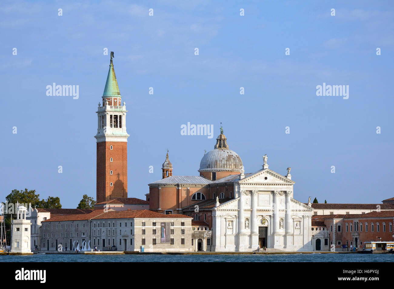 Blick vom San Marco auf der Insel San Giorgio Maggiore in der Lagune von Venedig in Italien. Stockfoto