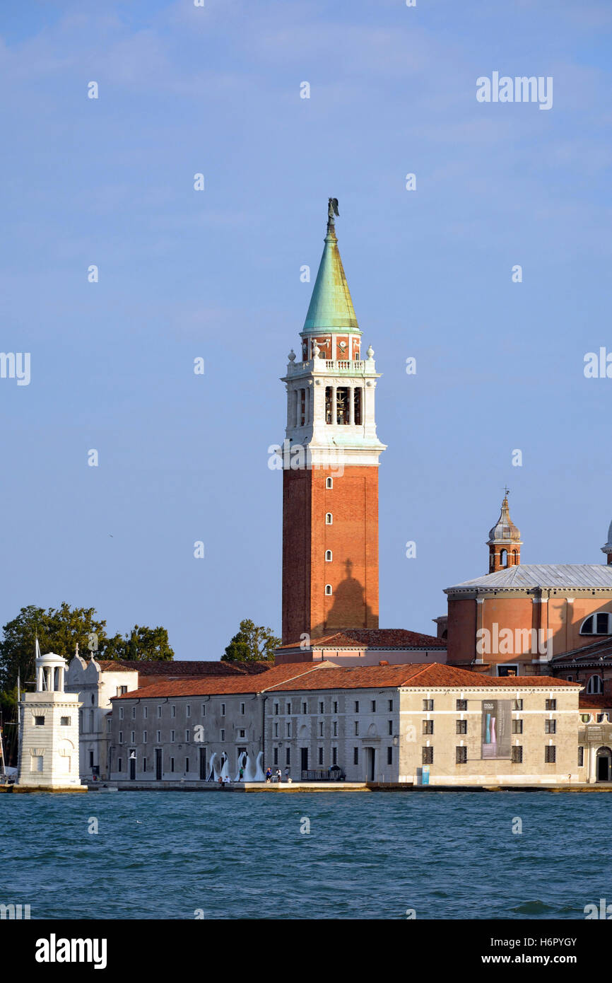 Blick vom San Marco auf der Insel San Giorgio Maggiore in der Lagune von Venedig in Italien. Stockfoto