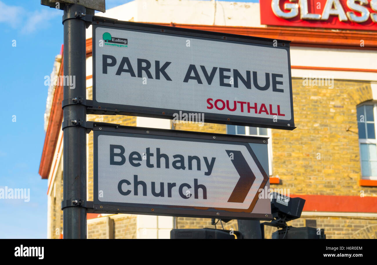 Straßenschilder in Southall in London Stockfoto