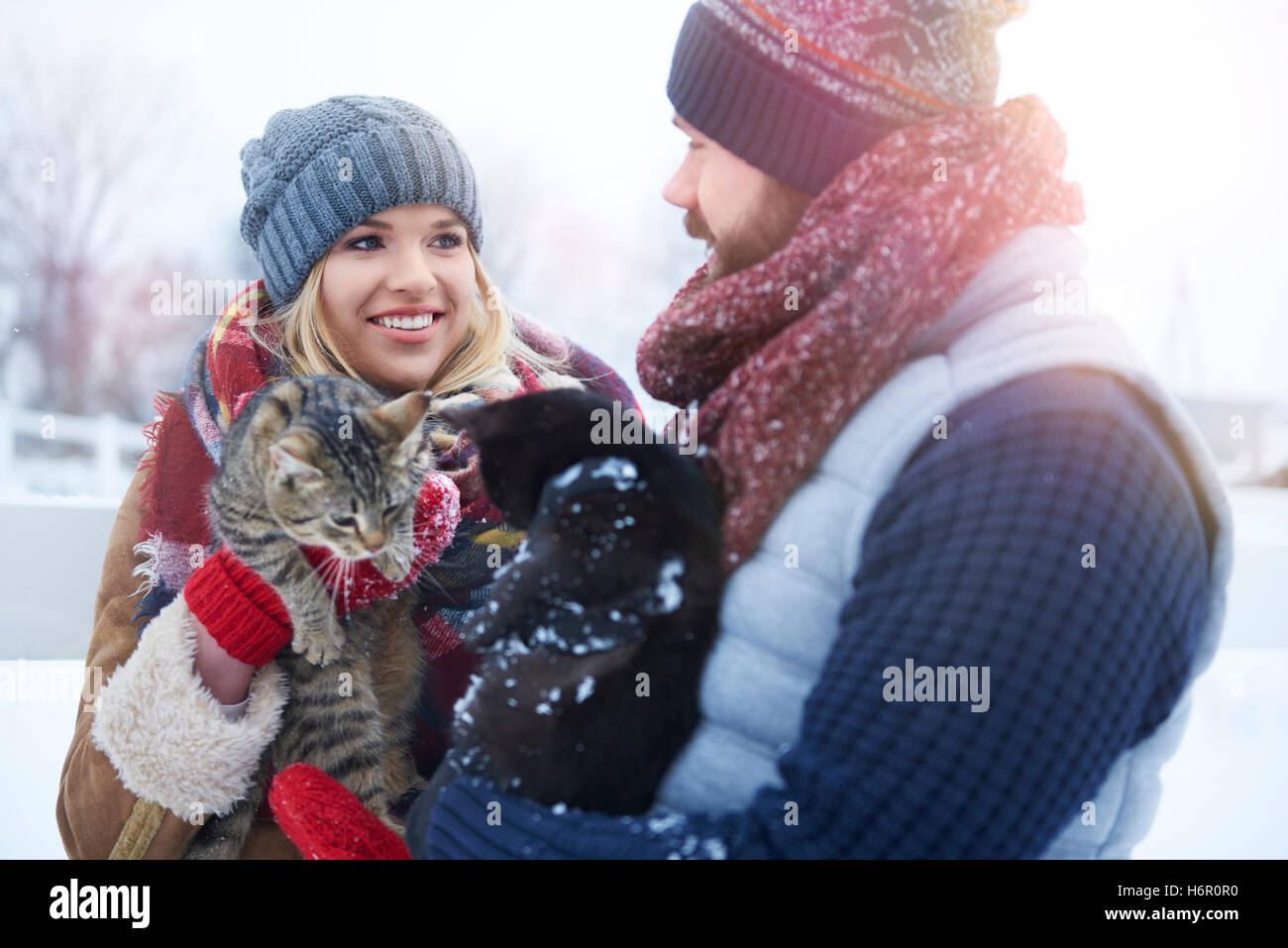 Katzenliebhaber beim Winterspaziergang Stockfoto