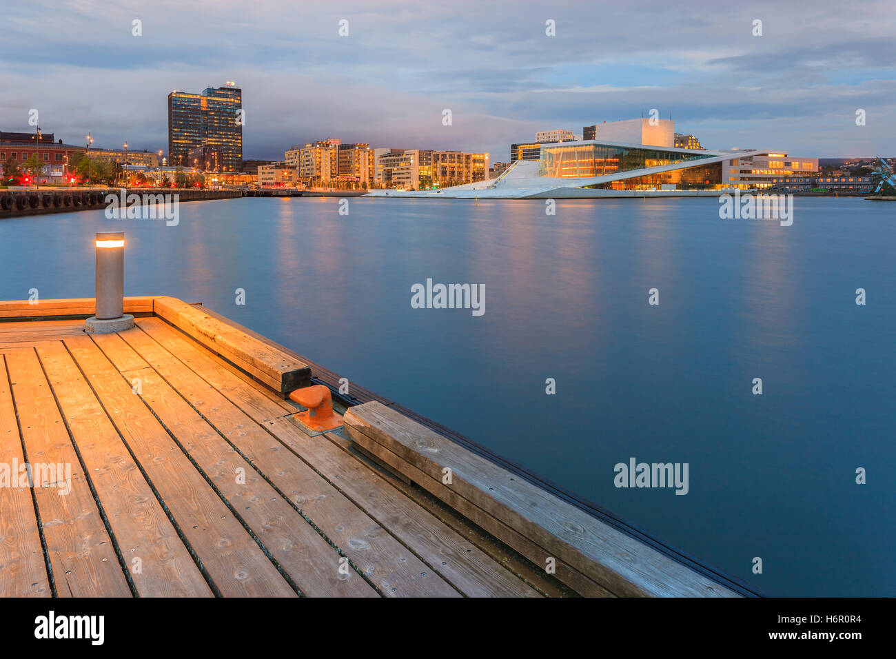 Blaue Stunde in Oslo mit dem Opera House und die Skyline dahinter, Norwegen. Stockfoto