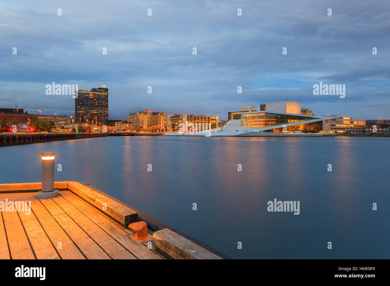 Blaue Stunde in Oslo mit dem Opera House und die Skyline dahinter, Norwegen. Stockfoto