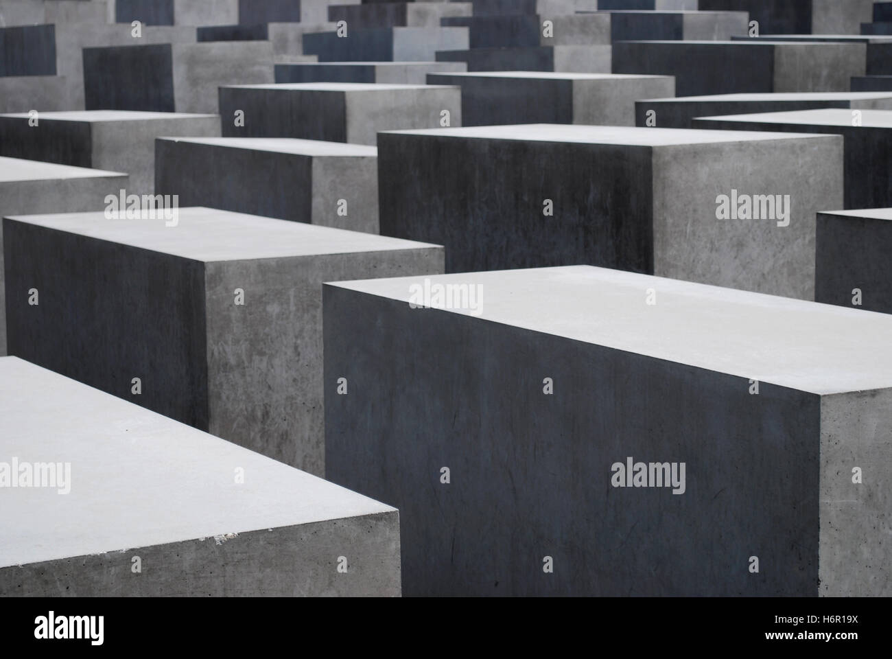 graue Betonblöcke das Holocaust-Mahnmal in berlin Stockfoto