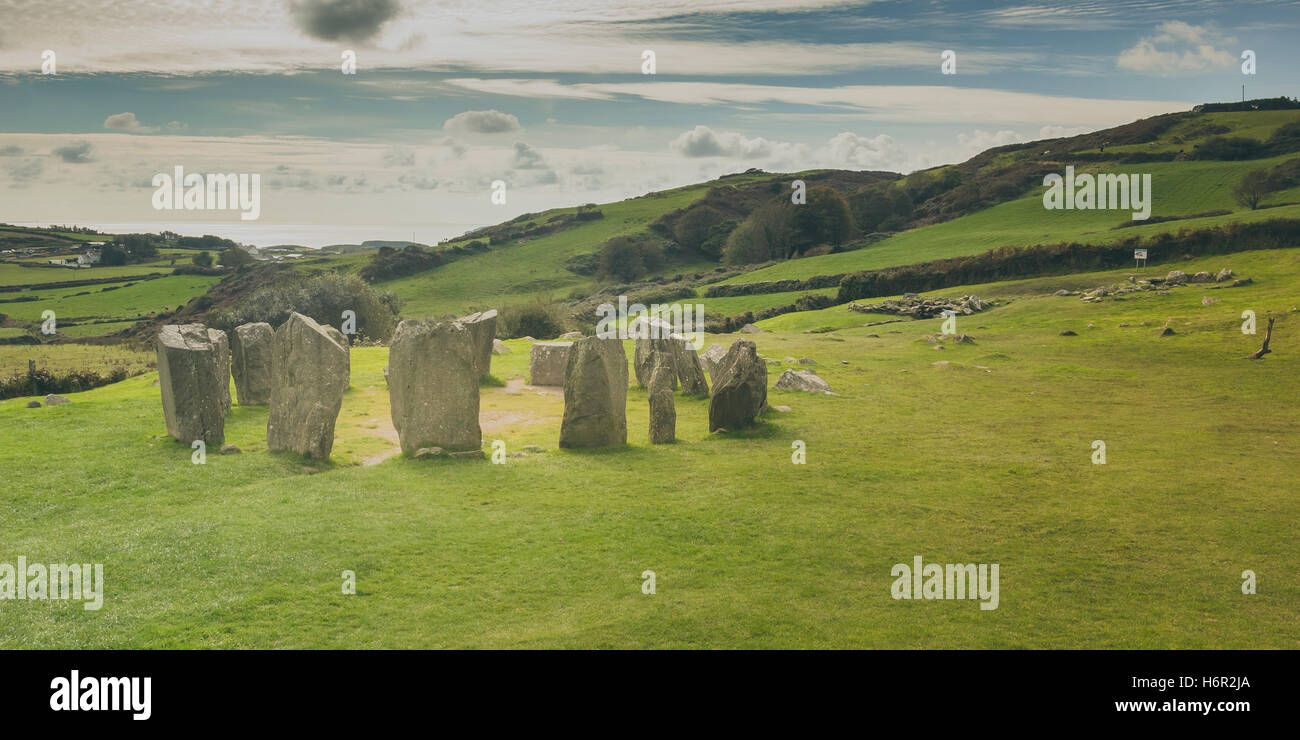 Die prähistorischen Drombeg Stone Circle und Ruinen in Irland an einem schönen Herbsttag. Stockfoto