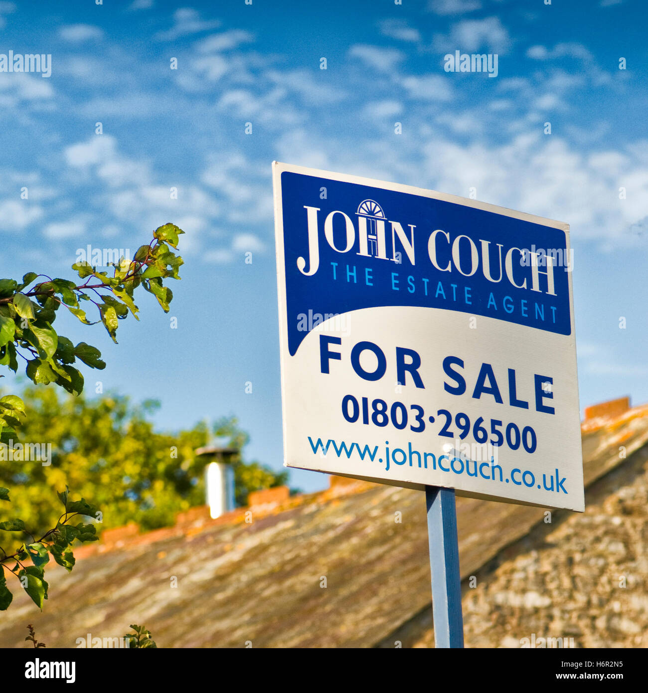 John Couch Immobilienmakler für Verkauf Board außerhalb Landes umgebaute Scheune in Devon Stockfoto