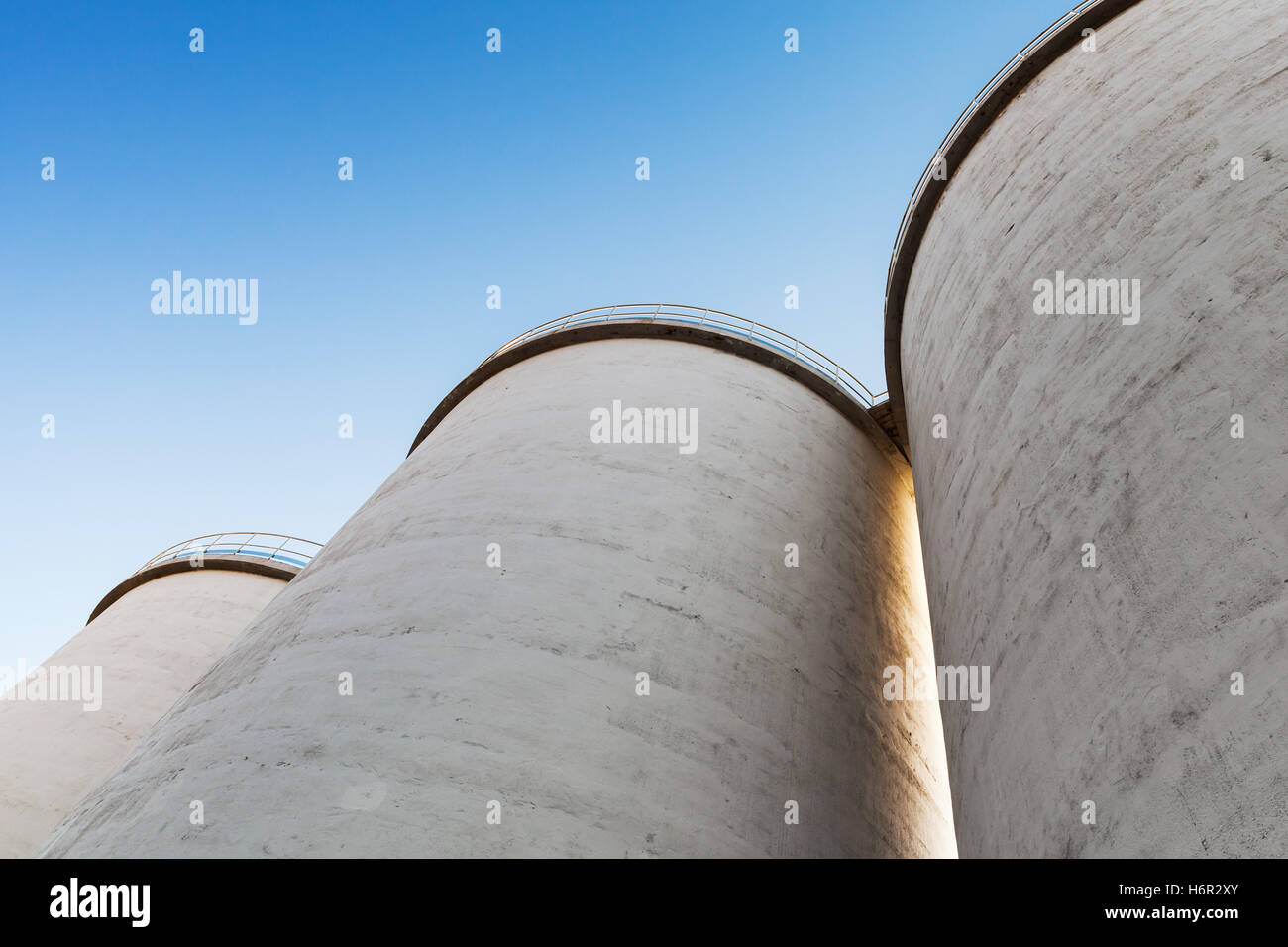 Industriearchitektur Fragment, machte großen Tanks aus Beton für die Lagerung von Schüttgütern unter blauem Himmel Stockfoto