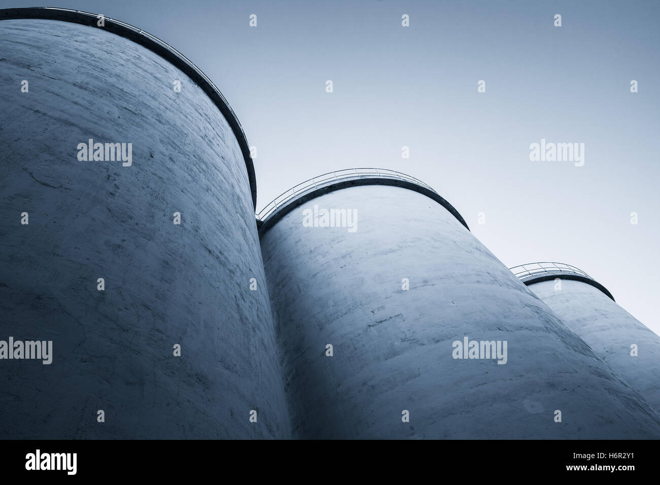 Abstrakte Industriearchitektur fragment, große Tanks aus Beton für die Lagerung von Schüttgut Materialien, blau getönten Foto Stockfoto