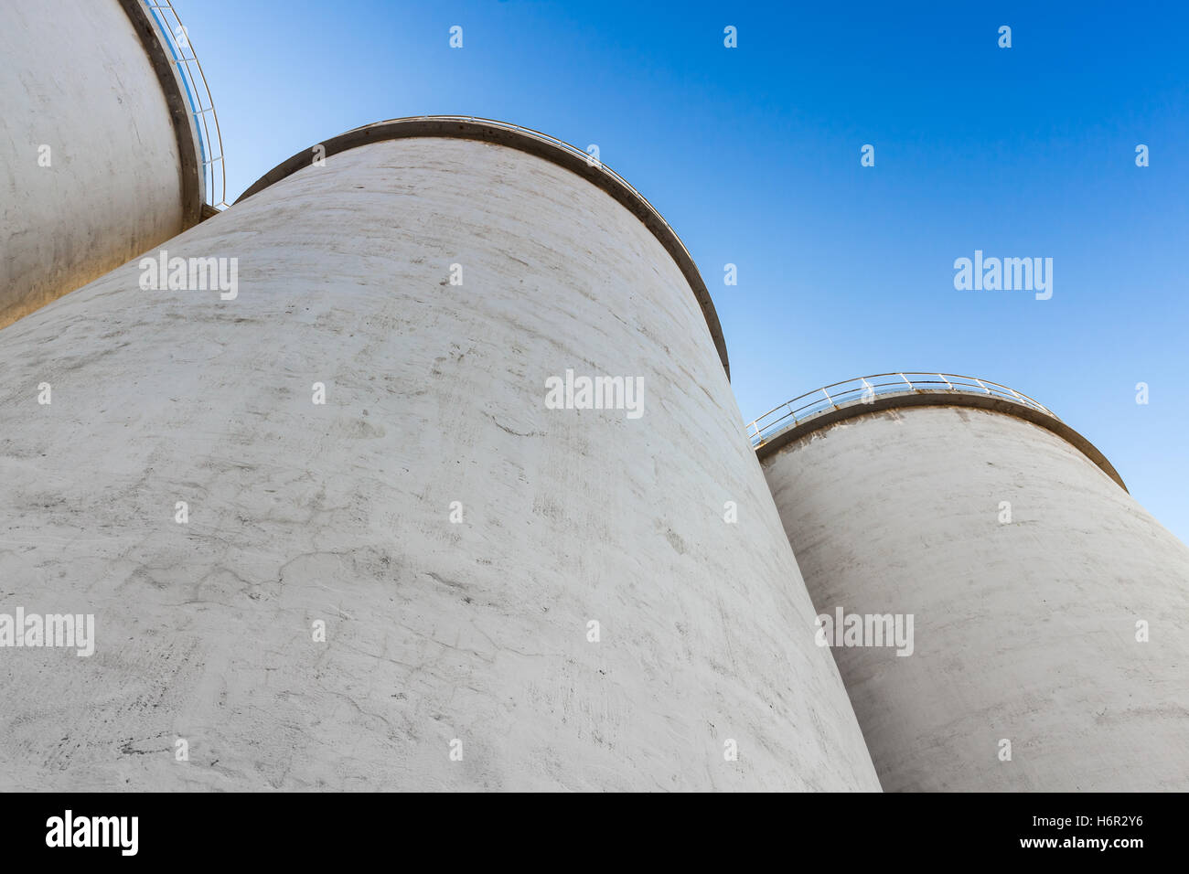 Abstrakte Industriearchitektur Fragment, machte großen Tanks aus Beton für die Lagerung von Schüttgütern unter blauem Himmel Stockfoto