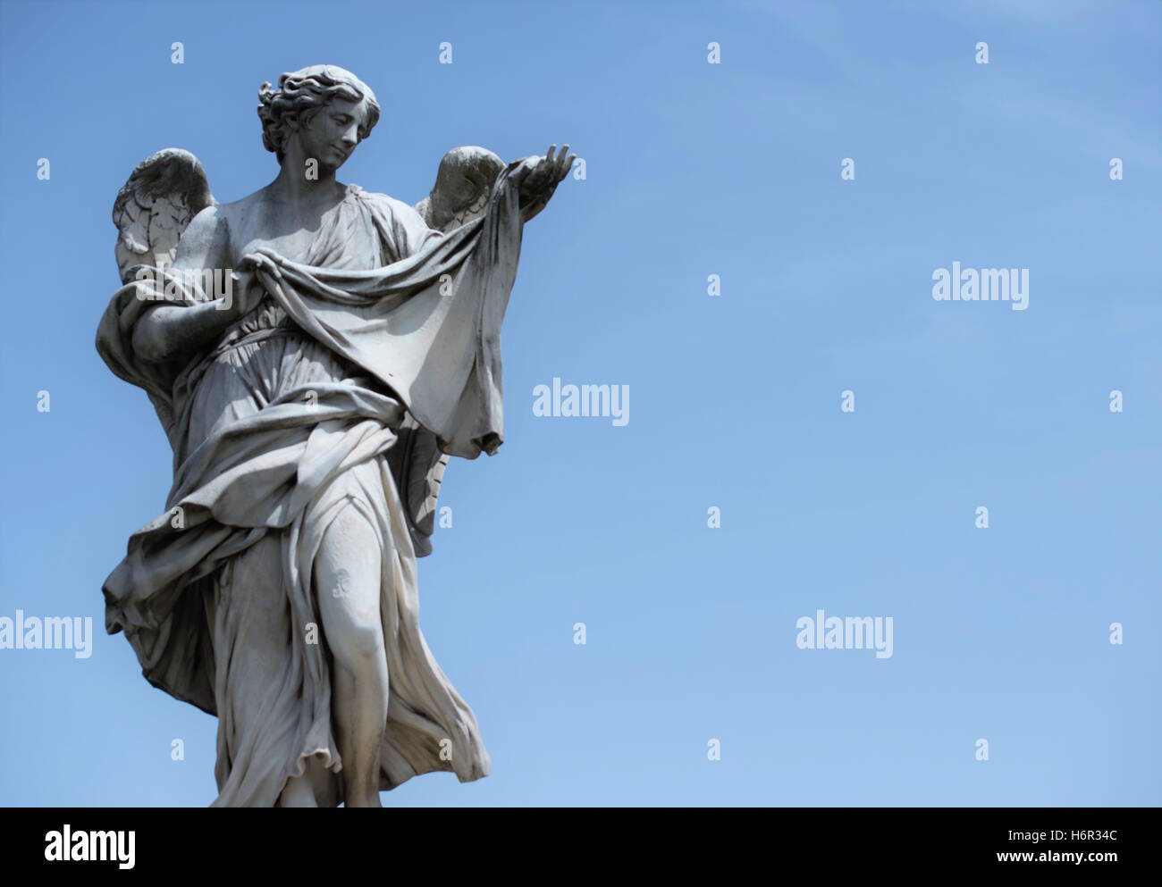 Eine Gestalt auf der Brücke Ponte Sant'Angelo in Rom, Italien. Stockfoto