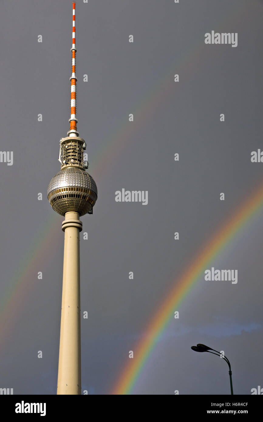 Fernsehturm mit zwei Regenbögen Stockfoto