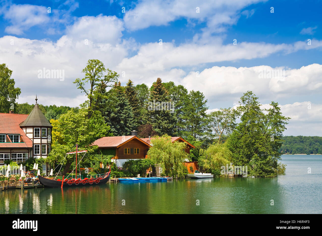 Haus Gebäude Baum Salzwasser Meer Ozean Wasser Wald Ruderboot Segelboot Segelboot Boot Wasserfahrzeug Blau Haus Stockfoto