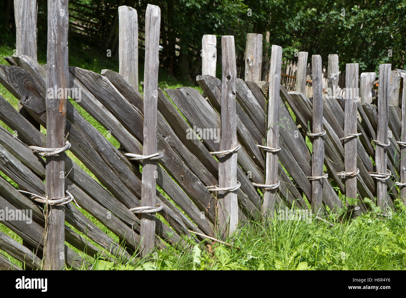 Alte Holzzaun in Südtirol Stockfotografie - Alamy