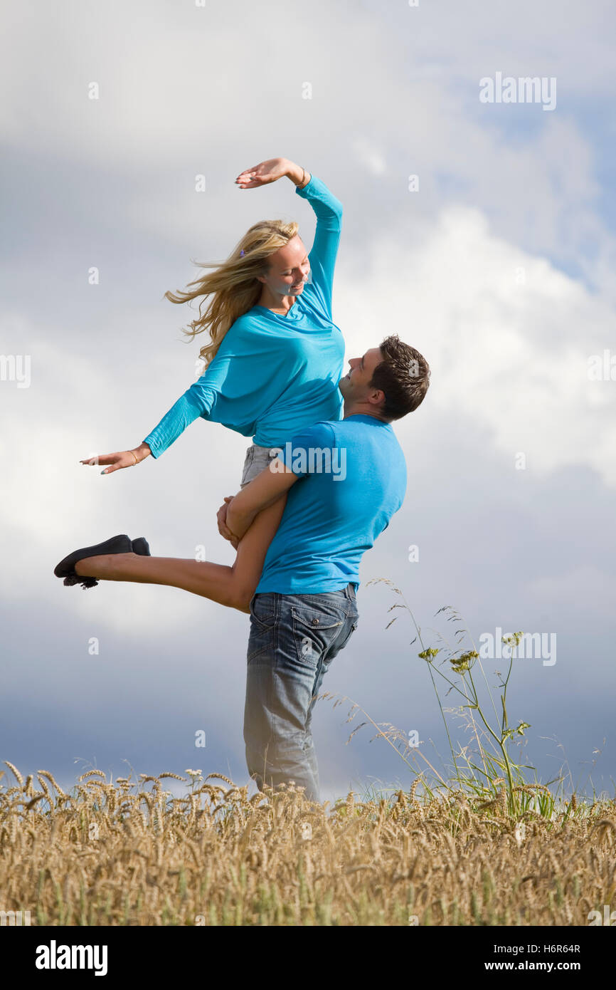 Frau romantische Feld Liebe verliebt verliebte sich in ländlichen paar paar Mann Bauer Frau Freizeit Freizeit Freizeit Freizeit heben Stockfoto