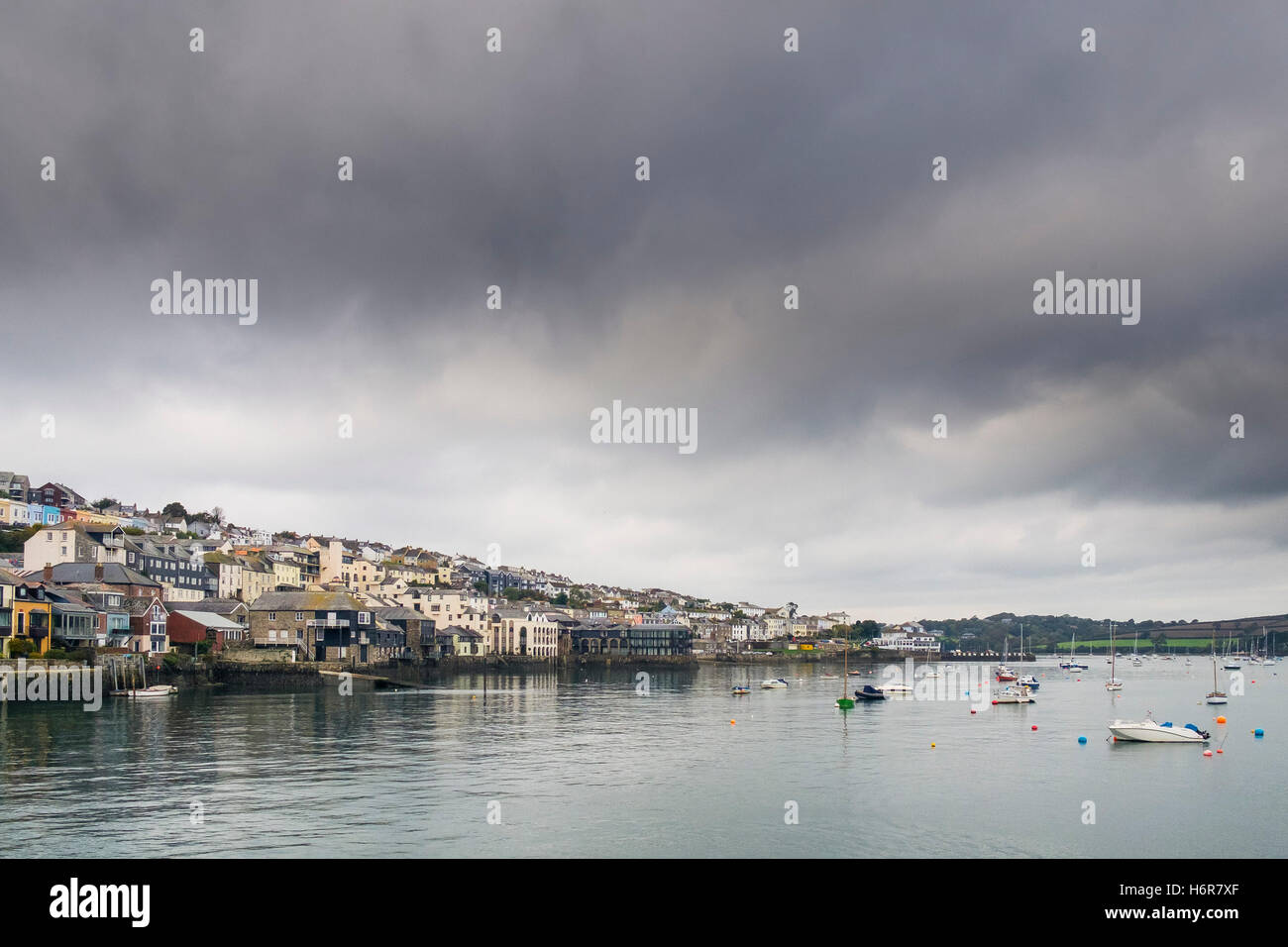 Dunkle Regenwolken Aufbau über der Stadt Falmouth, Cornwall. Stockfoto