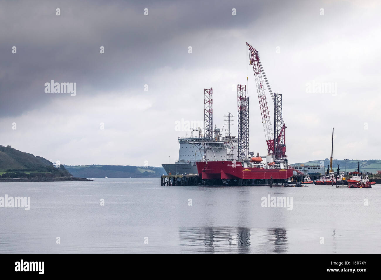 Seajacks Hydra, eine Offshore-Support-Plattform und RFA Cardigan Bay landing Schiff vor Anker in Falmouth Docks in Cornwall. Stockfoto