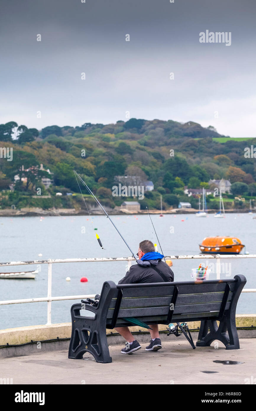 Ein Urlauber bereitet, Prince Of Wales Pier in Falmouth, Cornwall zu fischen. Stockfoto