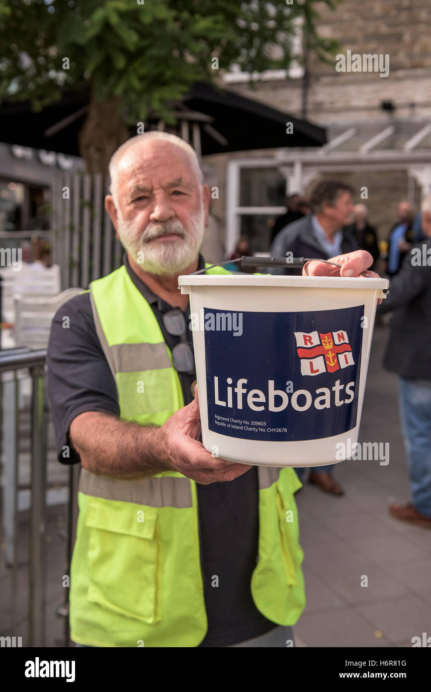 Ein freiwilliger Nächstenliebe Sammler sammeln von Geldern für die RNLI. Stockfoto