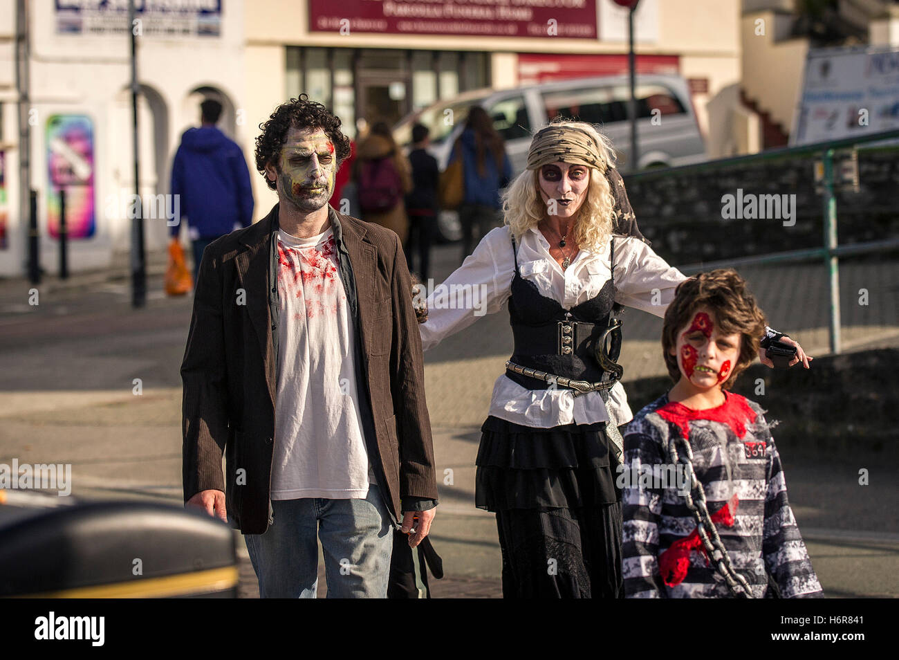 Zombies. Familien und Kinder versammeln sich zum jährlichen Zombie kriechen in Newquay, Cornwall. Stockfoto