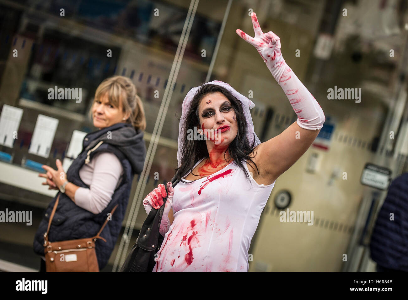Zombies.  Familien und Kinder versammeln sich zum jährlichen Zombie kriechen in Newquay, Cornwall. Stockfoto