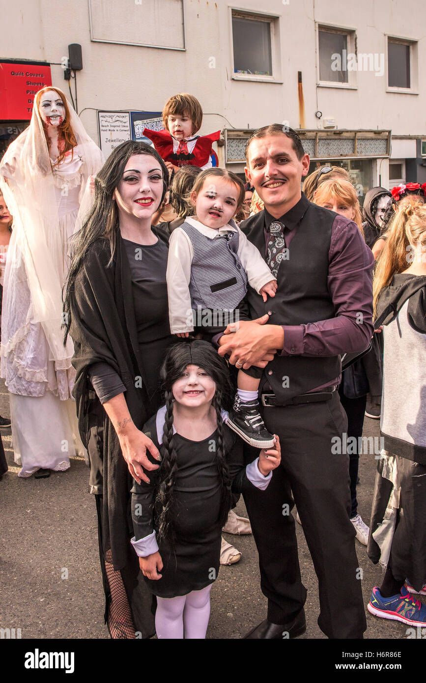 Zombies.  Familien und Kinder versammeln sich zum jährlichen Zombie kriechen in Newquay, Cornwall. Stockfoto